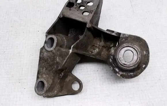 Volkswagen PASSAT B5.5 Engine mounting bracket 8E0199351A
