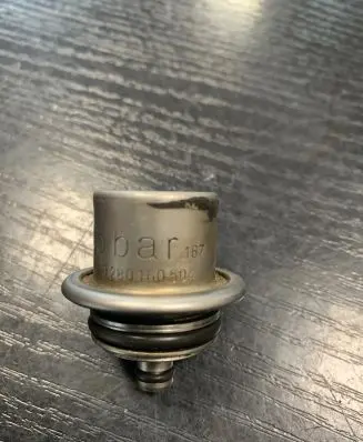 BMW 5 E39 Fuel pressure regulator 0280160504