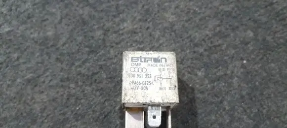 Volkswagen PASSAT B5.5 Other relay 8D0951253