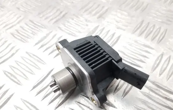 Volkswagen Golf VII Camshaft vanos timing valve 04E906048A