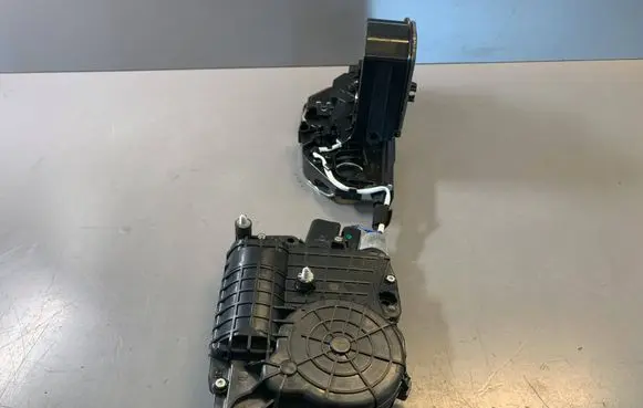 BMW X5 E70 Front door soft close latching motor 51227315024 51227167588