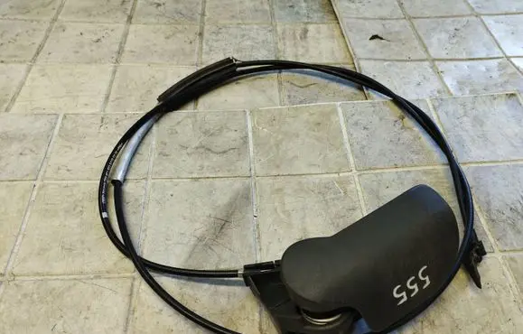 Engine bonnet (hood) release handle