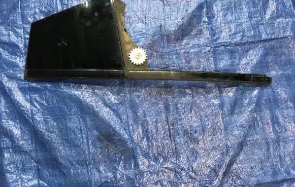 Rear vent window glass