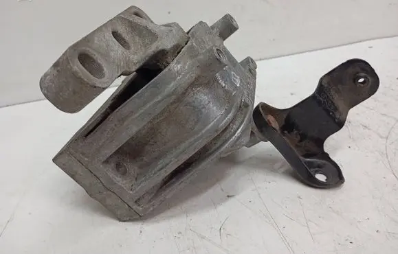 Volkswagen PASSAT B7 Engine mount bracket 1K0199262CR