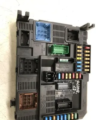 Peugeot 2008 I Fuse module 9819850080 BSIN0300