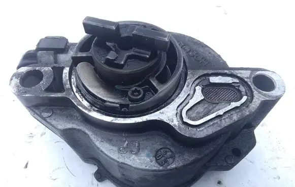 Mazda 3 I Vacuum pump D1562C1