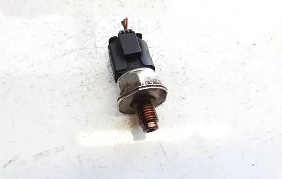 Mercedes-Benz C AMG W204 Fuel pressure sensor 9307z512a 0815654143