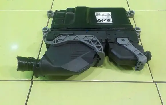 Mazda 3 II Engine control unit/module P51J18881A
