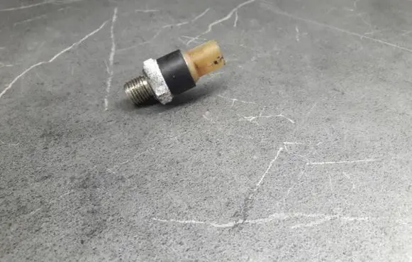 Renault Megane II Oil pressure sensor 8200359627