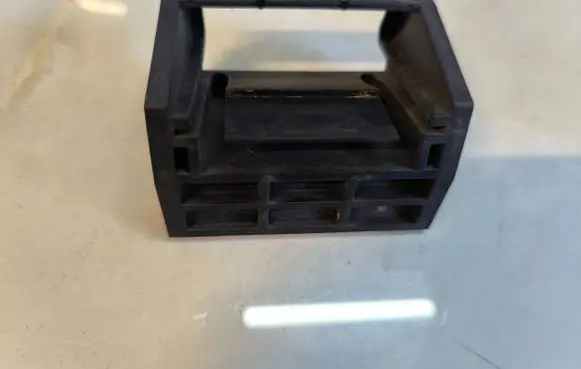 BMW X6 E71 Radiator mount bracket 7533537