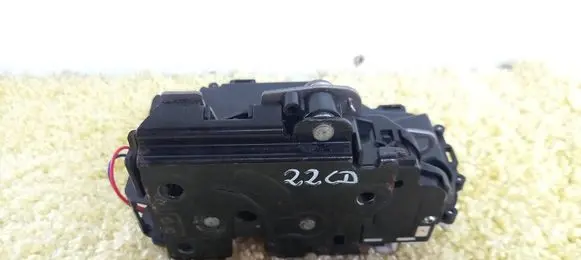 Volkswagen PASSAT B5 Rear door lock 2314031