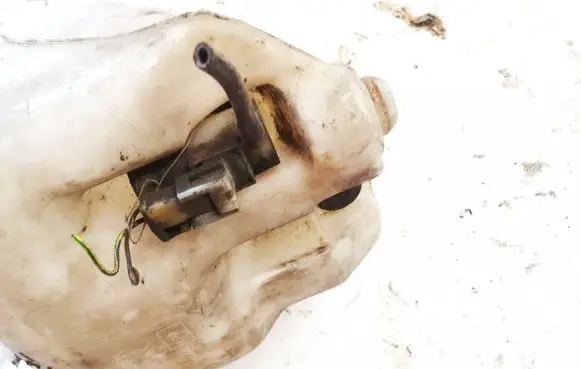 Subaru Legacy Windscreen/windshield washer pump