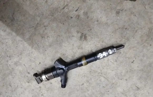 Toyota Avensis T250 Fuel injector 236700G010