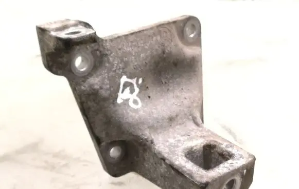 BMW 5 E39 Engine mounting bracket 6751226