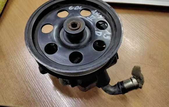 Ford Focus Power steering pump 2JC2303 259221