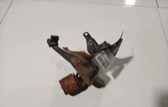 Toyota Yaris Engine mounting bracket 