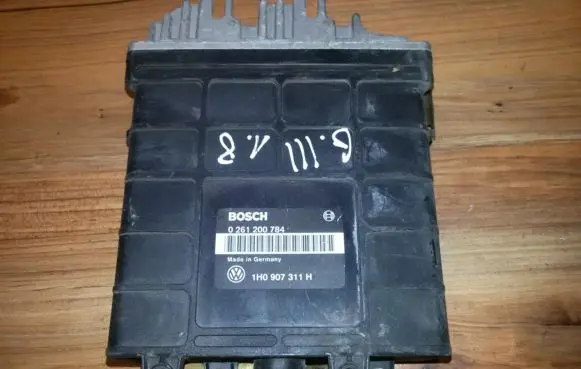Volkswagen Golf III Engine control unit/module 0261200784 1H0907311H