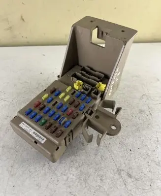 Subaru Outback Fuse module 82201AG000 JB200500N 509229