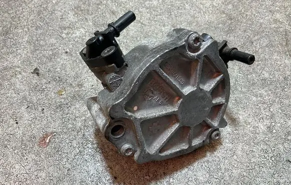 Ford Focus Vacuum pump 9804021880