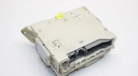 Lexus GS 300 350 430 450H Fuse module 8273030620
