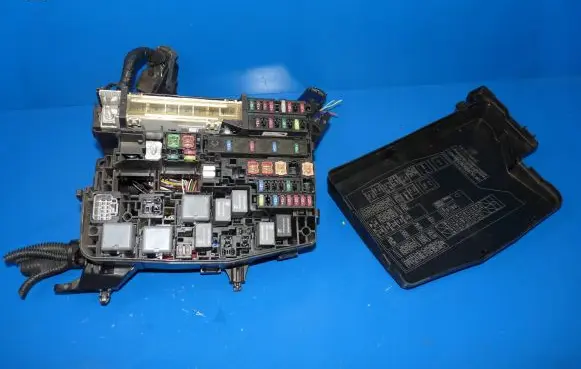 Toyota Avensis T270 Fuse box set 8211505D92
