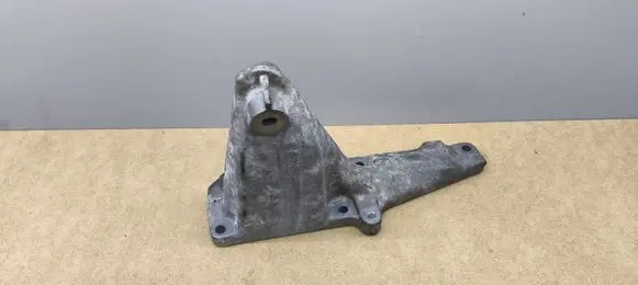 Engine mounting bracket