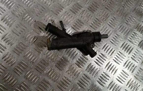 Volkswagen PASSAT B7 Engine coolant pipe/hose 03L121131