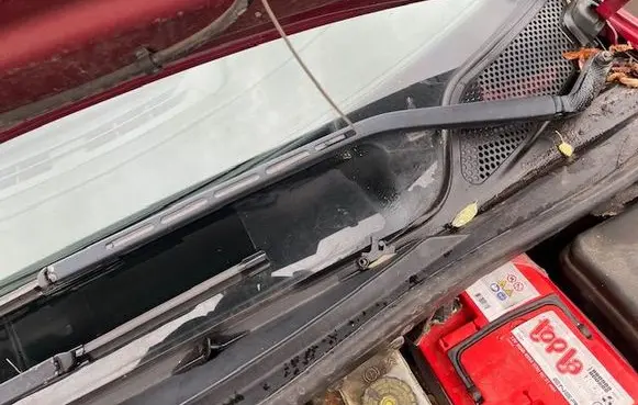 Front wiper blade arm