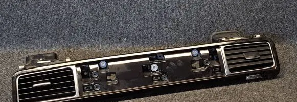 Volkswagen Touareg II Dash center air vent grill 7P1857190A