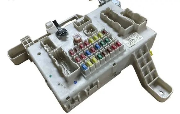 Toyota Avensis T270 Fuse module 09937D27