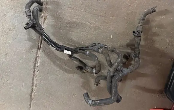 Volkswagen Golf VII Engine coolant pipe/hose 5Q0121065F