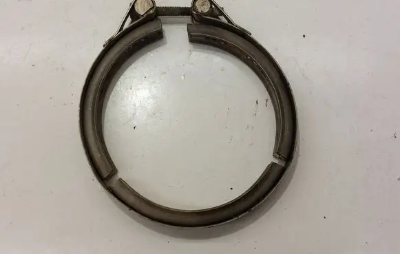 Volkswagen PASSAT B8 Muffler pipe connector clamp 04L131455A