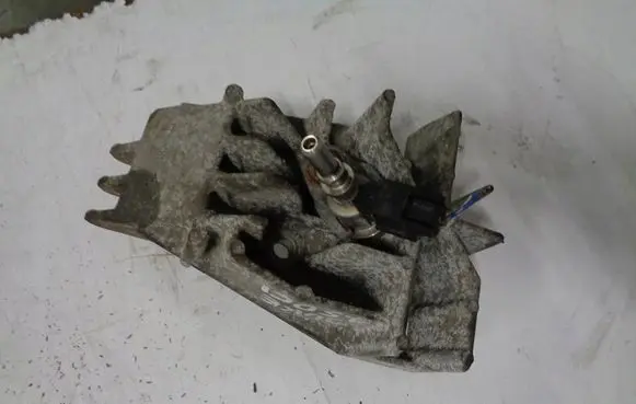 Nissan Juke I F15 Engine mounting bracket 8200771226