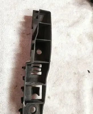 Front bumper mounting bracket
