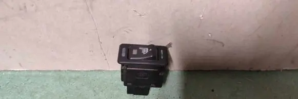 Nissan Primera Seat heating switch 261247
