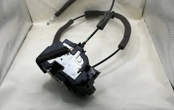 Nissan Juke I F15 Rear glass lock/latch C387 805013ZL0A