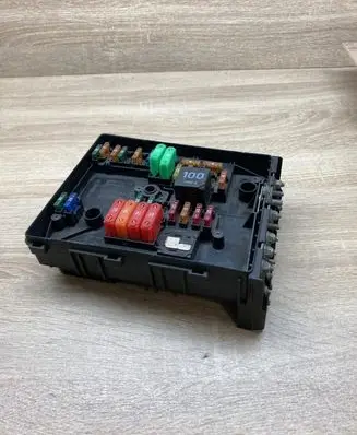 Volkswagen Golf V Fuse module 1K0937125A