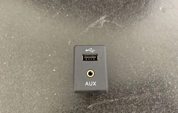 Nissan Qashqai AUX in-socket connector 795405004 004616308863