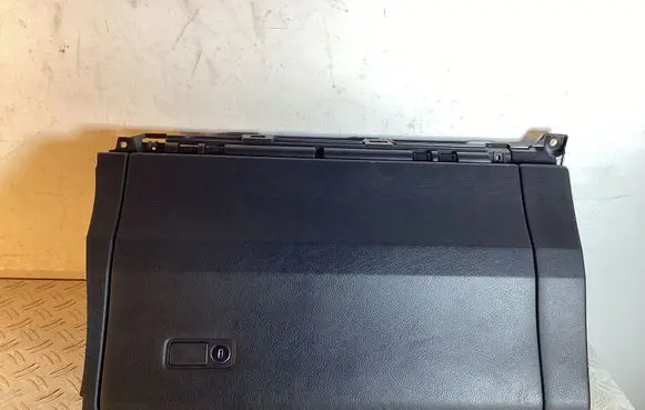 Glove box