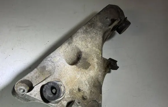 Engine mounting bracket
