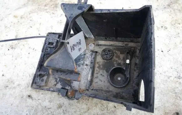 Volvo V50 Battery box tray 