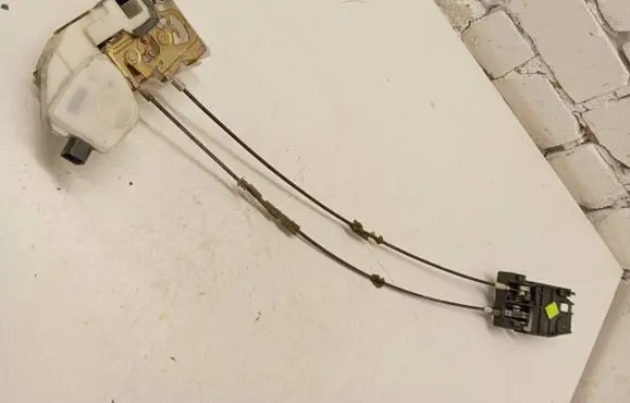Mitsubishi Endeavor Front door lock MR970139