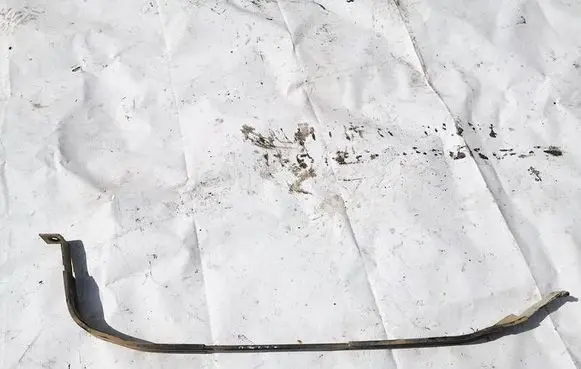 Fuel tank mounting bracket