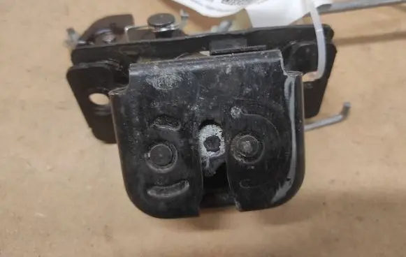 KIA Sorento Tailgate window lock/catch/latch 812303E000