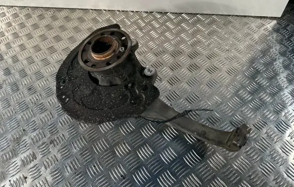 Mercedes-Benz E W213 Front wheel hub 2205734 436R 2133300402