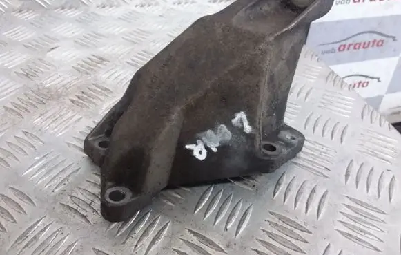 Volkswagen PASSAT B5 Engine mounting bracket 8D0199307L