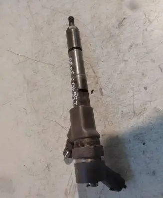 Toyota Yaris Fuel injector 2367033030