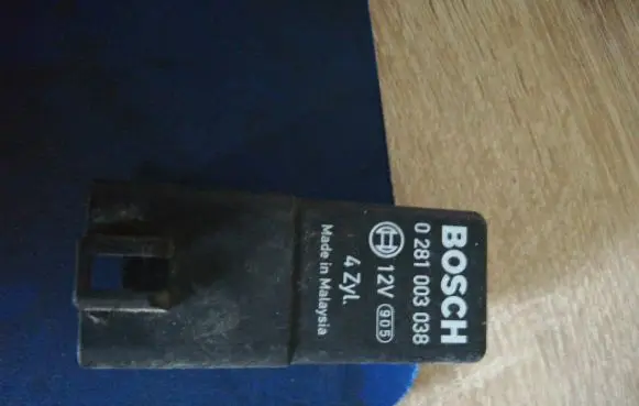 Volkswagen Golf V Glow plug pre-heat relay 038907281D