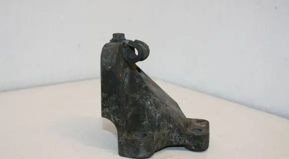 Volvo V70 Engine mounting bracket 8634123