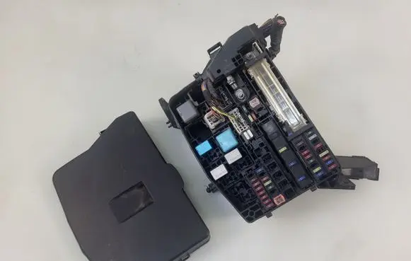 Toyota Avensis T270 Fuse box set 7379R0A2